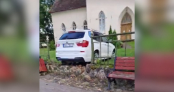 Smiltenē, Baznīcas laukumā BMW ietriecies sētā. Smiltenē, Baznīcas laukumā BMW ietriecies sētā.