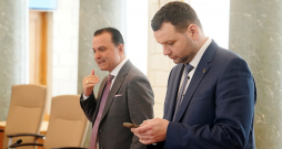 "Mēs nespēlēsimies ar Latvijas iedzīvotāju veselību pirms vēlēšanām," valdības sēdē sacīja veselības ministrs Hosams Abu Meri (no kreisās), iebilstot labklājības ministram Reinim Uzulniekam.
