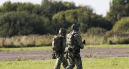 Spilves lidlaukā norisinās ASV Speciālo operāciju spēku Eiropā lidmašīnas "MC-130J Commando II" nolaišanās vingrinājums, demonstrējot ātru augstas mobilitātes raķešu artilērijas sistēmas atgādāšanu un izvēršanu.