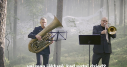 Ekrānuzņēmums no dziesmas "Kā?" videoklipa. Ekrānuzņēmums no dziesmas "Kā?" videoklipa.