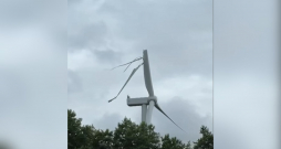 Sabojātā vēja turbīna.