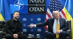 NATO samita laikā trešdien notika arī Ukrainas prezidenta Volodimira Zelenska (no kreisās) un ASV prezidenta Donalda Trampa saruna, kas noritēja draudzīgā gaisotnē. Baltā nama saimnieks izteicās, ka dos atļauju Ukrainā ražot pārtvērējraķetes pretgaisa aizsardzības sistēmām "Patriot", kas ļoti nepieciešamas Krievijas raidīto ballistisko raķešu notriekšanai.