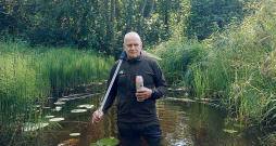 Jānis Jaunslavietis: "Liela problēma ir arī meža īpašumu robežas. Salīdzinot ar digitālo kadastra karti, dabā tās atšķiras. Un mežzinim jāspēj saprast, vai viss ir kārtībā. Ja īpašnieks grib to sakārtot, jāveic precīzā uzmērīšana, un tas nav lēti." Jānis Jaunslavietis: "Liela problēma ir arī meža īpašumu robežas. Salīdzinot ar digitālo kadastra karti, dabā tās atšķiras. Un mežzinim jāspēj saprast, vai viss ir kārtībā. Ja īpašnieks grib to sakārtot, jāveic precīzā uzmērīšana, un tas nav lēti."