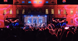 Antonio Vivaldi vijoļkoncertu cikls "Gadalaiki" Senās mūzikas festivāla noslēguma koncertā Rundāles pils franču dārzā. Antonio Vivaldi vijoļkoncertu cikls "Gadalaiki" Senās mūzikas festivāla noslēguma koncertā Rundāles pils franču dārzā.