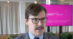 Domnīcas "LaSER" pētnieks Roberts Kits. Domnīcas "LaSER" pētnieks Roberts Kits.