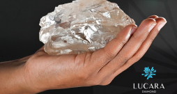 Pirmajā desmitniekā – šim Botsvānas dimantam ir 1305,4 karāti. Ierastākās ikdienas mērvienībās – 261,08 grami. "Lucara Diamond" foto. Pirmajā desmitniekā – šim Botsvānas dimantam ir 1305,4 karāti. Ierastākās ikdienas mērvienībās – 261,08 grami. "Lucara Diamond" foto.