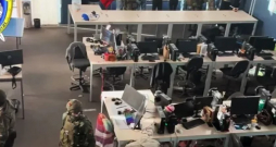 Lielākā daļa aizturēto ir Ķīnas pilsoņi, šīs valsts kibermafija pēdējos gados izpleš taustekļus Austrumāfrikā. Ugundas policijas foto. Lielākā daļa aizturēto ir Ķīnas pilsoņi, šīs valsts kibermafija pēdējos gados izpleš taustekļus Austrumāfrikā. Ugundas policijas foto.