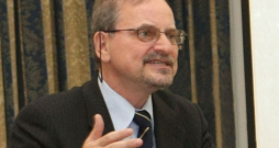 ASV dzīvojošais krievu rakstnieks Aleksandrs Geniss. ASV dzīvojošais krievu rakstnieks Aleksandrs Geniss.