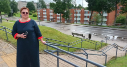 Ineta Danovska, ilggadējā Krāslavas novada būvvaldes vadītāja, uz trešo lielāko pilsētu Latgalē uzaicināta strādāt pēc arhitektūras studijām Rīgā. "Būvvaldē strādāju kopš 1996. gada, toreiz un arī tagad privātmāju sektorā vismaz vienu gatavu objektu ekspluatācijā nodod reizi gadā – tas gan nav mainījies," rezumē speciāliste. Ineta Danovska, ilggadējā Krāslavas novada būvvaldes vadītāja, uz trešo lielāko pilsētu Latgalē uzaicināta strādāt pēc arhitektūras studijām Rīgā. "Būvvaldē strādāju kopš 1996. gada, toreiz un arī tagad privātmāju sektorā vismaz vienu gatavu objektu ekspluatācijā nodod reizi gadā – tas gan nav mainījies," rezumē speciāliste.