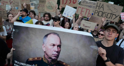 Demonstrants Kijivā tur kariķētu Ukrainas Bruņoto spēku virspavēlnieka Oleksandra Sirska attēlu, pieprasot viņa atkāpšanos un atlaistā aizsardzības ministra Mihailo Fedorova atjaunošanu amatā. Demonstrants Kijivā tur kariķētu Ukrainas Bruņoto spēku virspavēlnieka Oleksandra Sirska attēlu, pieprasot viņa atkāpšanos un atlaistā aizsardzības ministra Mihailo Fedorova atjaunošanu amatā.