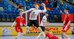 Valdis Kalniņš (centrā ar bumbu) uzbrukuma smailē mačā pret Ziemeļmaķedonijas vienaudžiem, kurā viņš guva 17 vārtus un pirmo reizi laboja Eiropas U-20 čempionātu rekordu. Valdis Kalniņš (centrā ar bumbu) uzbrukuma smailē mačā pret Ziemeļmaķedonijas vienaudžiem, kurā viņš guva 17 vārtus un pirmo reizi laboja Eiropas U-20 čempionātu rekordu.