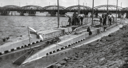 Kara flotes zemūdenes Spīdola un Ronis Daugavā. Rīga, 1930. gadi. Kara flotes zemūdenes Spīdola un Ronis Daugavā. Rīga, 1930. gadi.