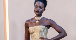Lupita Njongo jaunajā grāvējā "Odiseja" ataino Homēra eposa mītisko skaistuli Trojas Helēnu. Attēlā – aktrise filmas pirmizrādes pasākumā Ņujorkā šā gada 14. jūlijā. Lupita Njongo jaunajā grāvējā "Odiseja" ataino Homēra eposa mītisko skaistuli Trojas Helēnu. Attēlā – aktrise filmas pirmizrādes pasākumā Ņujorkā šā gada 14. jūlijā.