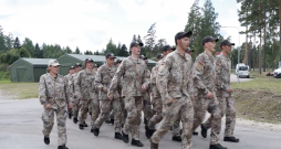 Vasaras brīvlaikā jaunieši apgūst militārās prasmes.
