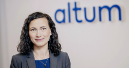 Līga Mellēna, "Altum" uzņēmumu energoefektivitātes vadītāja: "Līdz šim uzņēmumi, izmantojot atbalsta programmas finansējumu, aktīvi investējuši saules paneļu, siltumsūkņu un biomasas apkures katlu ierīkošanā, lai ražotu enerģiju pašpatēriņam." Līga Mellēna, "Altum" uzņēmumu energoefektivitātes vadītāja: "Līdz šim uzņēmumi, izmantojot atbalsta programmas finansējumu, aktīvi investējuši saules paneļu, siltumsūkņu un biomasas apkures katlu ierīkošanā, lai ražotu enerģiju pašpatēriņam."
