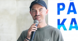 Riteņbraucējs, sporta skolotājs Arvis Sprude piedalās gaidāmā Ginesa rekorda mēģinājuma izziņošanas pasākumā "Rocket Bean" ražotnē.