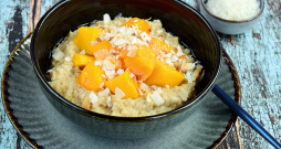 Ar kokosriekstu pienu un mango. Ar kokosriekstu pienu un mango.