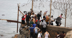 Pie žoga netālu no sadursmju vietas pie Fnidekas, uz Marokas un Spānijas robežas, 2026. gada 31. jūlijā pulcējušies cilvēki. Tūkstošiem migrantu nakts laikā no Marokas šķērsoja robežu un iekļuva Spānijas Ziemeļāfrikas anklāvā Seutā, 31. jūlijā pavēstīja policijas avots. Pie žoga netālu no sadursmju vietas pie Fnidekas, uz Marokas un Spānijas robežas, 2026. gada 31. jūlijā pulcējušies cilvēki. Tūkstošiem migrantu nakts laikā no Marokas šķērsoja robežu un iekļuva Spānijas Ziemeļāfrikas anklāvā Seutā, 31. jūlijā pavēstīja policijas avots.