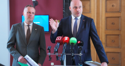 Viedās administrācijas un reģionālās attīstības ministrs Edgars Tavars (no kreisās) un Ministru prezidents Andris Kulbergs piedalās preses konferencē pēc Informācijas sabiedrības padomes sēdes Ministru kabinetā. Viedās administrācijas un reģionālās attīstības ministrs Edgars Tavars (no kreisās) un Ministru prezidents Andris Kulbergs piedalās preses konferencē pēc Informācijas sabiedrības padomes sēdes Ministru kabinetā.
