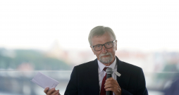 Zaļo un Zemnieku savienības (ZZS) valdes loceklis, Saeimas deputāts Jānis Dinevičs. Zaļo un Zemnieku savienības (ZZS) valdes loceklis, Saeimas deputāts Jānis Dinevičs.