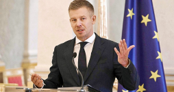 Ungārijas premjerministrs Pēters Maģars 3. augustā informēja medijus par valdības rīcību karstuma viļņa un enerģijas krīzes apstākļos. Ungārijas premjerministrs Pēters Maģars 3. augustā informēja medijus par valdības rīcību karstuma viļņa un enerģijas krīzes apstākļos.