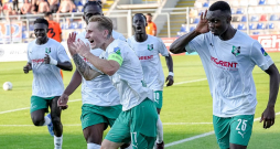 Eduards Dašķevičs un pārējie "Audas" futbolisti sarūpējuši vienu no lielākajiem pārsteigumiem Latvijas klubu futbola vēsturē. Eduards Dašķevičs un pārējie "Audas" futbolisti sarūpējuši vienu no lielākajiem pārsteigumiem Latvijas klubu futbola vēsturē.