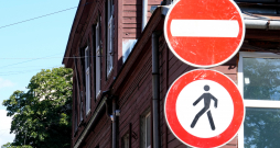 Drošības apsvērumu dēļ slēgta transportlīdzekļu satiksme un ierobežota gājēju kustība Rīgā, Daugavpils ielā pie ēkas Nr. 8. Drošības apsvērumu dēļ slēgta transportlīdzekļu satiksme un ierobežota gājēju kustība Rīgā, Daugavpils ielā pie ēkas Nr. 8.
