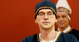 "Austošās saules Latvijai" vadītājs Raivis Zeltīts uz vēlēšanu sarakstu numuru izlozēšanu bija ieradies, tērpies 13. gadsimta arheoloģiskajā tautastērpā.