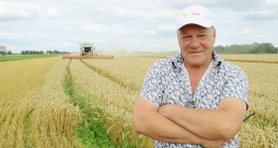 "Tas patiešām ir riktīgs sviests, ka ierēdņi kabinetos var izdomāt, kā latviešu zemniekam strādāt," spriež zemnieku saimniecības "Paugurīši" īpašnieks Armands Jankevics, uz kura saimniecību rīt brauks Latvijas premjerministrs Andris Kulbergs. "Ko es prasīšu? Ko gan viņam daudz prasīsi?! Ne viņš degvielas un minerālmēslu cenas var ietekmēt, ne biržu. Pašiem jāstrādā, un viss būs. Bet premjers man patīk," saka saimnieks. "Tas patiešām ir riktīgs sviests, ka ierēdņi kabinetos var izdomāt, kā latviešu zemniekam strādāt," spriež zemnieku saimniecības "Paugurīši" īpašnieks Armands Jankevics, uz kura saimniecību rīt brauks Latvijas premjerministrs Andris Kulbergs. "Ko es prasīšu? Ko gan viņam daudz prasīsi?! Ne viņš degvielas un minerālmēslu cenas var ietekmēt, ne biržu. Pašiem jāstrādā, un viss būs. Bet premjers man patīk," saka saimnieks.