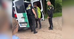 Pašvaldības policija un vīrietis.