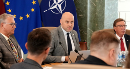 Kultūras ministrs Nauris Puntulis (no kreisās), Ministru prezidents Andris Kulbergs un finanšu ministrs Māris Kučinskis tikšanās laikā ar nevalstisko organizāciju (NVO) pārstāvjiem Ministru kabinetā, lai pārrunātu jautājumus, kas saistīti ar šo organizāciju darbību Latvijā, kā arī iepazītos ar NVO finansēšanas principiem valsts pārvaldē.