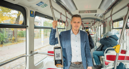 Toms Malkevičs, Liepājas valstspilsētas pašvaldības aģentūras "Liepājas Sabiedriskais transports" direktora vietnieks: "Tuvāko mēnešu laikā Liepājā jau vairāk nekā pusi no pasažieru pārvadājumos izmantoto autobusu parka veidos elektroautobusi. Tas būs lielākais bezemisiju autobusu īpatsvars Latvijā pilsētas sabiedriskajā transportā." Toms Malkevičs, Liepājas valstspilsētas pašvaldības aģentūras "Liepājas Sabiedriskais transports" direktora vietnieks: "Tuvāko mēnešu laikā Liepājā jau vairāk nekā pusi no pasažieru pārvadājumos izmantoto autobusu parka veidos elektroautobusi. Tas būs lielākais bezemisiju autobusu īpatsvars Latvijā pilsētas sabiedriskajā transportā."