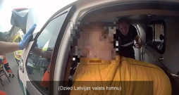 Rīgas pašvaldības policijas aizturētais vīrietis likumsargu automašīnā. Rīgas pašvaldības policijas aizturētais vīrietis likumsargu automašīnā.