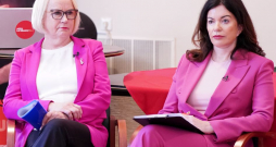 Arī Baltijas pētnieciskās žurnālistikas centrs "Re:Baltica" analizējis, kuri deputāti 14. Saeimā saņēmuši lielākās kompensācijas par mājokļa īri un transportu. Pirmajā vietā ir ZZS deputāte Līga Kozlovska (no kreisās). Deputātei Balvos piederot divi dzīvokļi. Darbam Saeimā viņa īrē dzīvokli Vecrīgā par 800 eiro mēnesī. "Mana darba slodze ir tik ļoti liela, ka man vispār kaut kur arī jāguļ," viņa skaidrojusi "Re:Baltica". Dzīvoklis vecpilsētā esot vajadzīgs, lai līdz Saeimai ātri varētu aiziet kājām. Neko lētāku atrast neesot varējusi, "bet man jābūt normāliem apstākļiem". Deputāte uzsvērusi, ka strādā ilgas stundas, vada vairākas apakškomisijas, tāpēc viņai vajag piemērotu vietu, kur sagatavoties darbam. Otrajā vietā pēc četru gadu laikā saņemto kompensāciju apjoma ir Ramona Petraviča ("Latvija Pirmajā vietā"), kura ir no Saldus puses. Pērn Petraviča par dzīvokli maksājusi 650 eiro mēnesī, šogad jau 750 eiro. Atbildēs "Re:Baltica" žurnālistei viņa skaidrojusi, ka kompensācijas deputātiem no attālākiem novadiem palīdz būt vienlīdzīgiem ar rīdziniekiem, un atgādina, ka parlements kompensē tikai faktiskos izdevumus. Nerīdziniekiem bieži nākoties gan īrēt dzīvokli Rīgā, gan segt izdevumus par pastāvīgo mājokli. Arī Baltijas pētnieciskās žurnālistikas centrs "Re:Baltica" analizējis, kuri deputāti 14. Saeimā saņēmuši lielākās kompensācijas par mājokļa īri un transportu. Pirmajā vietā ir ZZS deputāte Līga Kozlovska (no kreisās). Deputātei Balvos piederot divi dzīvokļi. Darbam Saeimā viņa īrē dzīvokli Vecrīgā par 800 eiro mēnesī. "Mana darba slodze ir tik ļoti liela, ka man vispār kaut kur arī jāguļ," viņa skaidrojusi "Re:Baltica". Dzīvoklis vecpilsētā esot vajadzīgs, lai līdz Saeimai ātri varētu aiziet kājām. Neko lētāku atrast neesot varējusi, "bet man jābūt normāliem apstākļiem". Deputāte uzsvērusi, ka strādā ilgas stundas, vada vairākas apakškomisijas, tāpēc viņai vajag piemērotu vietu, kur sagatavoties darbam. Otrajā vietā pēc četru gadu laikā saņemto kompensāciju apjoma ir Ramona Petraviča ("Latvija Pirmajā vietā"), kura ir no Saldus puses. Pērn Petraviča par dzīvokli maksājusi 650 eiro mēnesī, šogad jau 750 eiro. Atbildēs "Re:Baltica" žurnālistei viņa skaidrojusi, ka kompensācijas deputātiem no attālākiem novadiem palīdz būt vienlīdzīgiem ar rīdziniekiem, un atgādina, ka parlements kompensē tikai faktiskos izdevumus. Nerīdziniekiem bieži nākoties gan īrēt dzīvokli Rīgā, gan segt izdevumus par pastāvīgo mājokli.