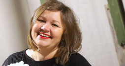 Režisore Liena Šmukste: "Televizorā valdības tantes, onkuļi un tie, kuri grib tikt politikā, teic ko vienu, taču visapkārt es redzu pilnīgi kaut ko citu."