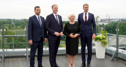 Zaļo un Zemnieku savienībs (ZZS) kandidātu sarakstu līderi - labklājības ministrs Reinis Uzulnieks (no kreisās), premjera amata kandidāts, ekonomikas ministrs Viktors Valainis, Vidzemes saraksta līdere, Saeimas priekšsēdētāja Daiga Mieriņa un Latgales saraksta līderis, Saeimas deputāts Kaspars Melnis piedalās pasākumā, kura laikā ZZS iepazīstina ar programmu un sarakstu līderiem 15.Saeimas vēlēšanām. Zaļo un Zemnieku savienībs (ZZS) kandidātu sarakstu līderi - labklājības ministrs Reinis Uzulnieks (no kreisās), premjera amata kandidāts, ekonomikas ministrs Viktors Valainis, Vidzemes saraksta līdere, Saeimas priekšsēdētāja Daiga Mieriņa un Latgales saraksta līderis, Saeimas deputāts Kaspars Melnis piedalās pasākumā, kura laikā ZZS iepazīstina ar programmu un sarakstu līderiem 15.Saeimas vēlēšanām.