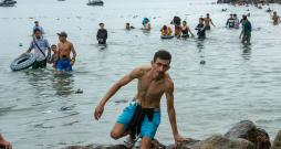 Migranti mēģina pa jūru sasniegt Spānijas anklāvu Seutu, ko ieskauj Marokas teritorija.