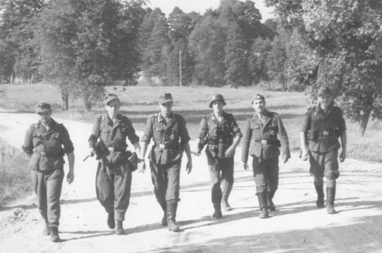 19. latviešu divīzijas karavīri pārgājienā. Vidzeme, 1944. gada augusts. 