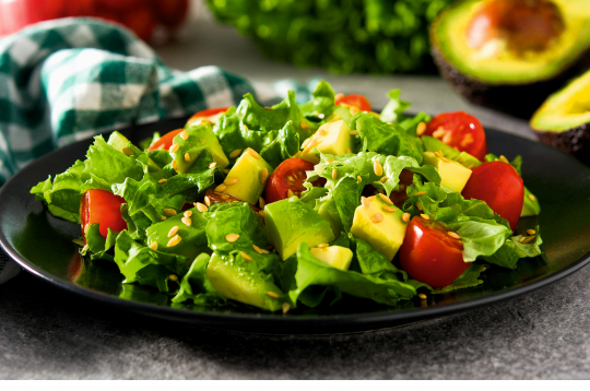 Kartupeļu un avokado salāti.