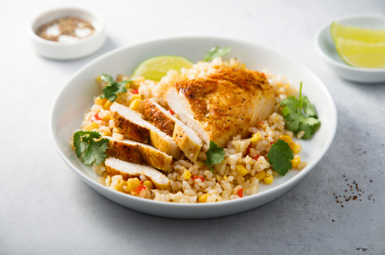 Kūpinātas vistas salāti ar rīsiem.