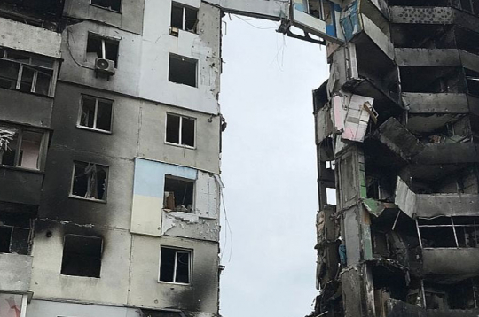 Raķešu uzbrukumā cietusi ēka. Ukraina. Ilustratīvs attēls. 