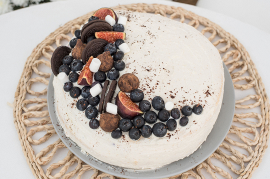 Ātrā zefīra kūka ar ogām.