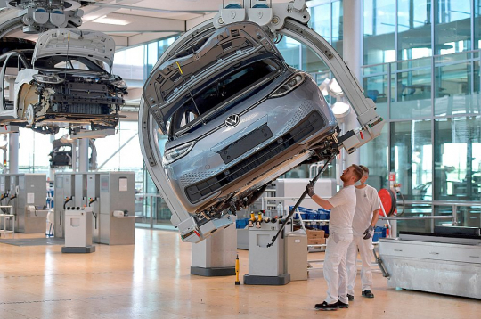 Vācu autoražotāja "Volkswagen" montāžas līnija Drēzdenē, Vācijā.