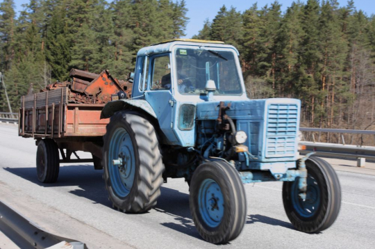 Traktors ar piekabi. Ilustratīvs attēls.