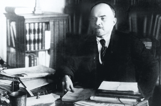 Ļeņins savā kabinetā 1920.–1922. gadā. Ļeņins savā kabinetā 1920.–1922. gadā.