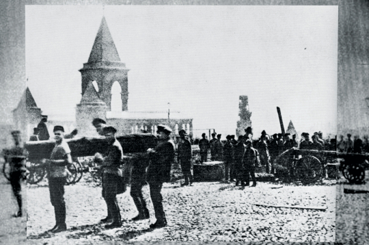 Vienīgā autentiskā fotogrāfija, kurā redzams, kā Ļeņins kopā ar pieciem citiem vīriem stiepj baļķi.