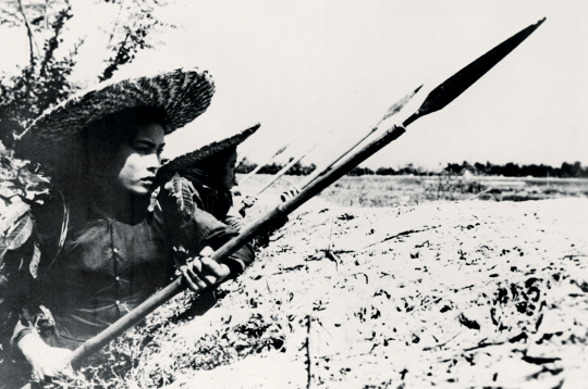 Indoķīnas karā piedalījās ar šķēpiem bruņotas sievietes. Karotājas kaujas pozīcijā netālu no Hanojas 1968. gadā.