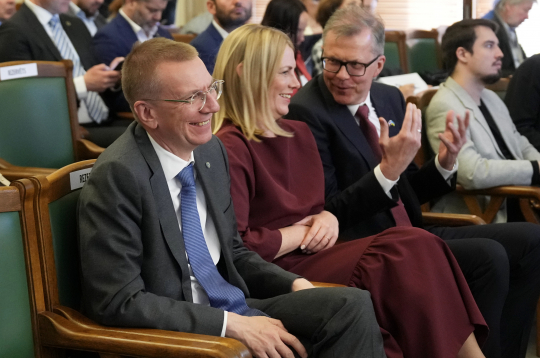 Valsts prezidenta amata kandidāti - ārlietu ministrs Edgars Rinkēvičs (no kreisās), publiskās pārvaldības eksperte Elīna Pinto un uzņēmējs Uldis Pīlēns Saeimas ārkārtas sēdes laikā, kurā notiek Valsts prezidenta vēlēšanas.