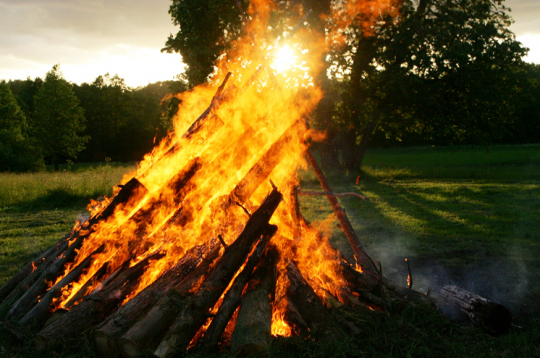 Jāņuguns.
