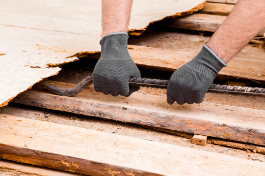 Nav vērts ietaupīt un remontēt tikai to grīdas daļu, kurā konstatēta čīkstēšana. 